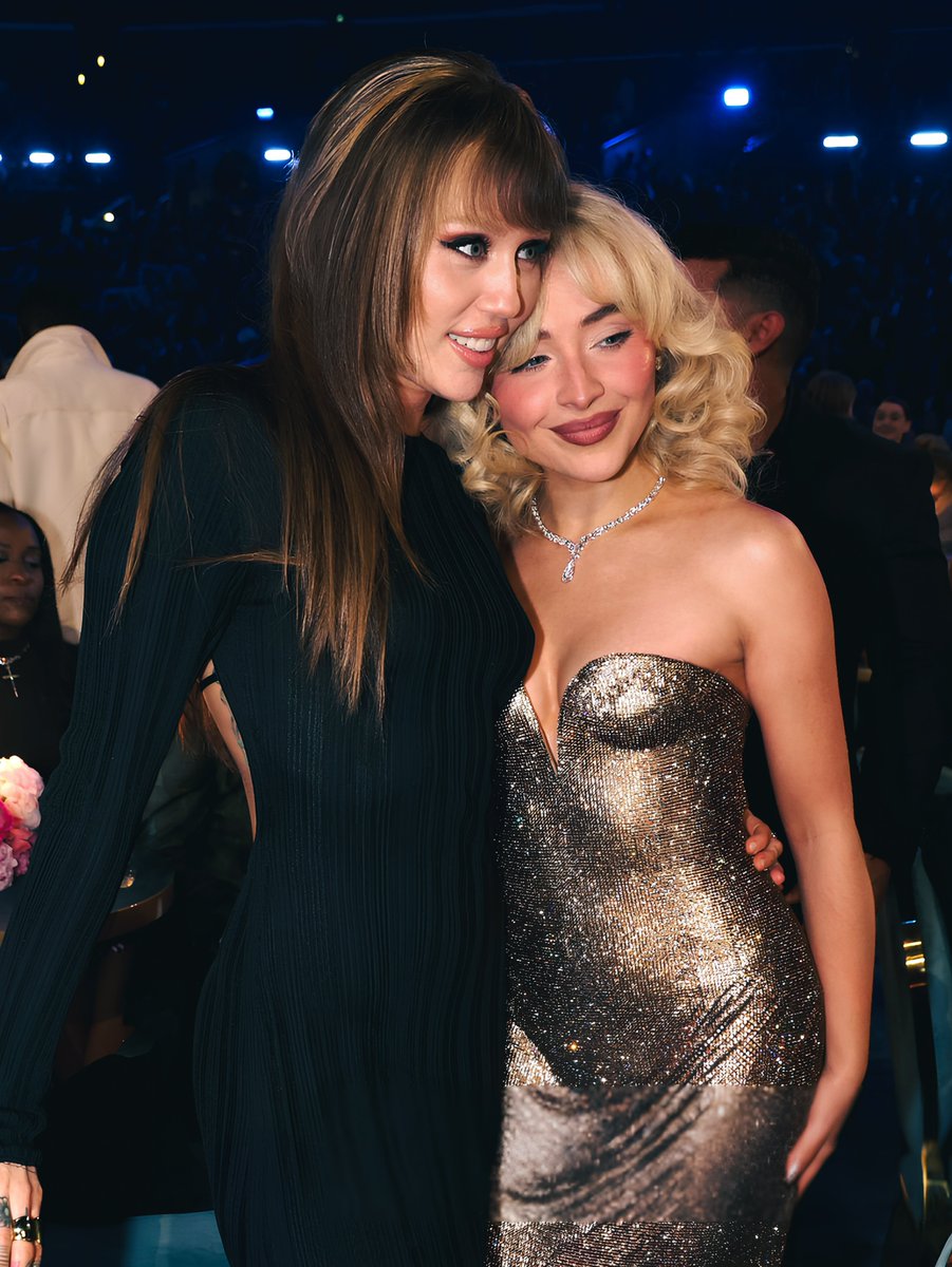 archivemileyc's tweet photo. miley cyrus and sabrina carpenter https://t.co/sbkwnjtxRx