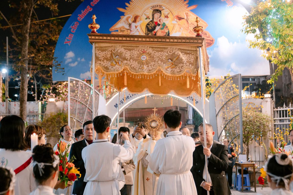 LeMeTellUSumtin's tweet photo. Eucharistic Procession for the 4th Day of Tết 🧧 and Feast of the Presentation. Thái Hà Parish of the Archdiocese of Hanoi, Vietnam.
#TraditionalNotTraddy
#VietMass
#VaticanII https://t.co/gvp9AuyDgn