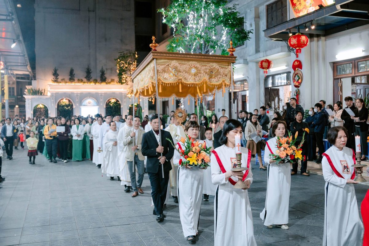 LeMeTellUSumtin's tweet photo. Eucharistic Procession for the 4th Day of Tết 🧧 and Feast of the Presentation. Thái Hà Parish of the Archdiocese of Hanoi, Vietnam.
#TraditionalNotTraddy
#VietMass
#VaticanII https://t.co/gvp9AuyDgn