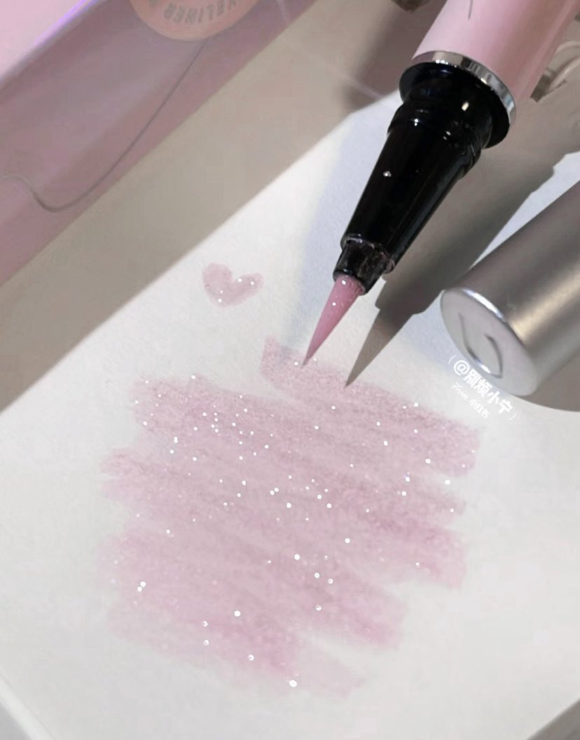 heart_jpg's tweet photo. in love with glitter eyeliners https://t.co/SfMxszrG47