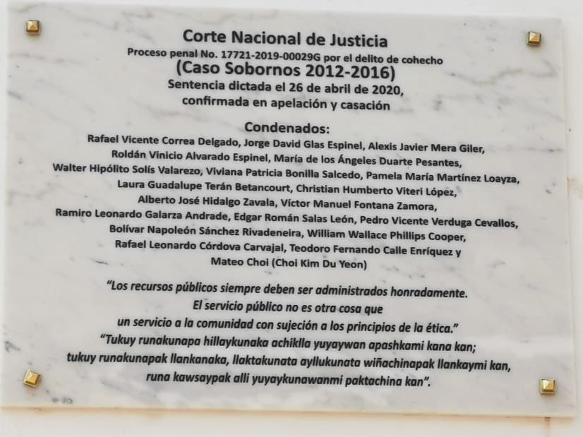 CarlaMaldonadoP's tweet photo. Para los desmemoriados, la placa afuera de Carondelet con los nombres de los sentenciados, por el delito de cohecho, en el Caso Sobornos:
▪︎Rafael Correa
▪︎Jorge Glas
▪︎Vinicio Alvarado
▪︎otros
"Los recursos públicos siempre deben ser administrados honradamente..." https://t.co/CresRyddgd
