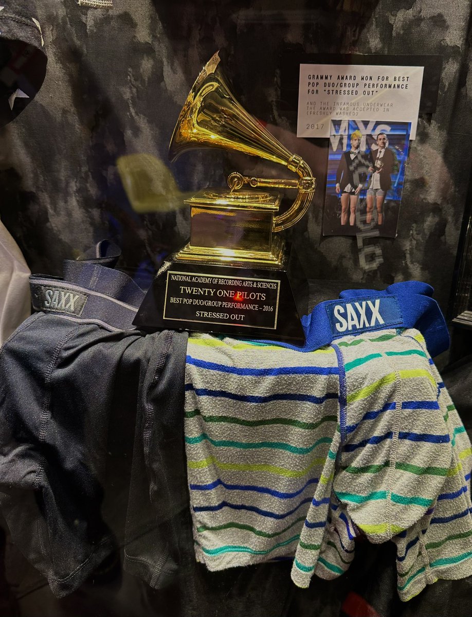 allisonwithapen's tweet photo. in honour of the grammy’s here’s this https://t.co/9Z4G1KOE2Y