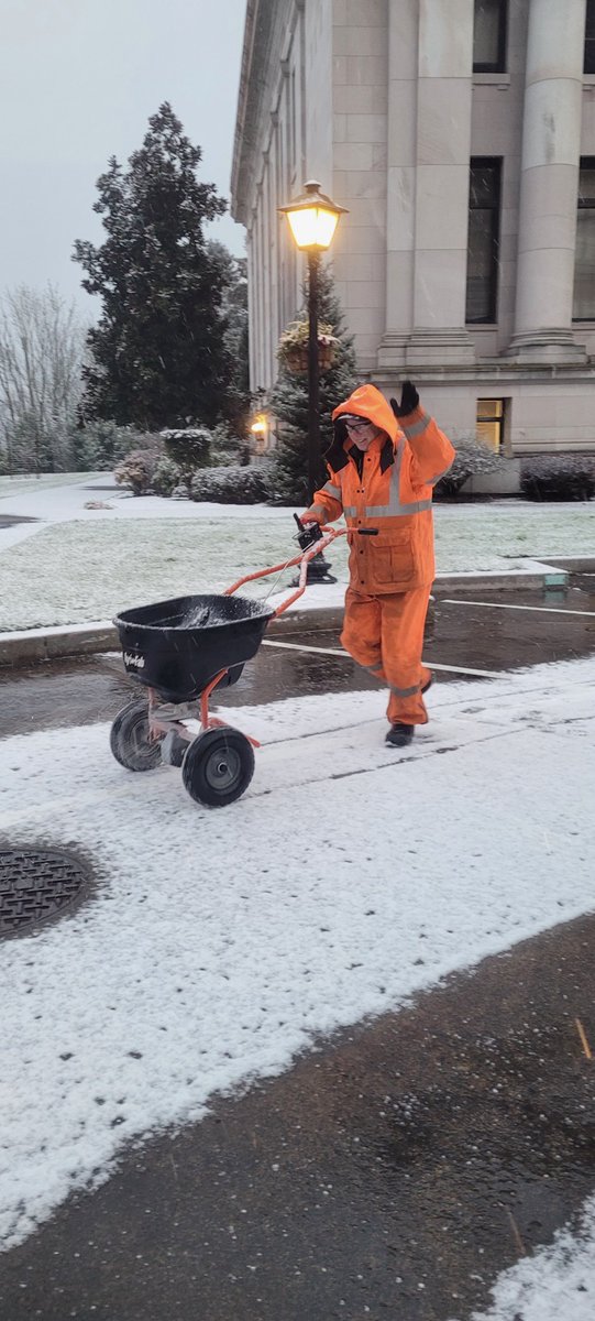 🧊 Weather update! 🧊 DES staff work diligently to mitigate weather conditions on campus. Use caution Monday morning when traveling here. Check your local weather sources. 🌨️ Inclement Weather/Emergency Information Line: 833-313-2403 #WAleg #WAwx #CapitolCampus