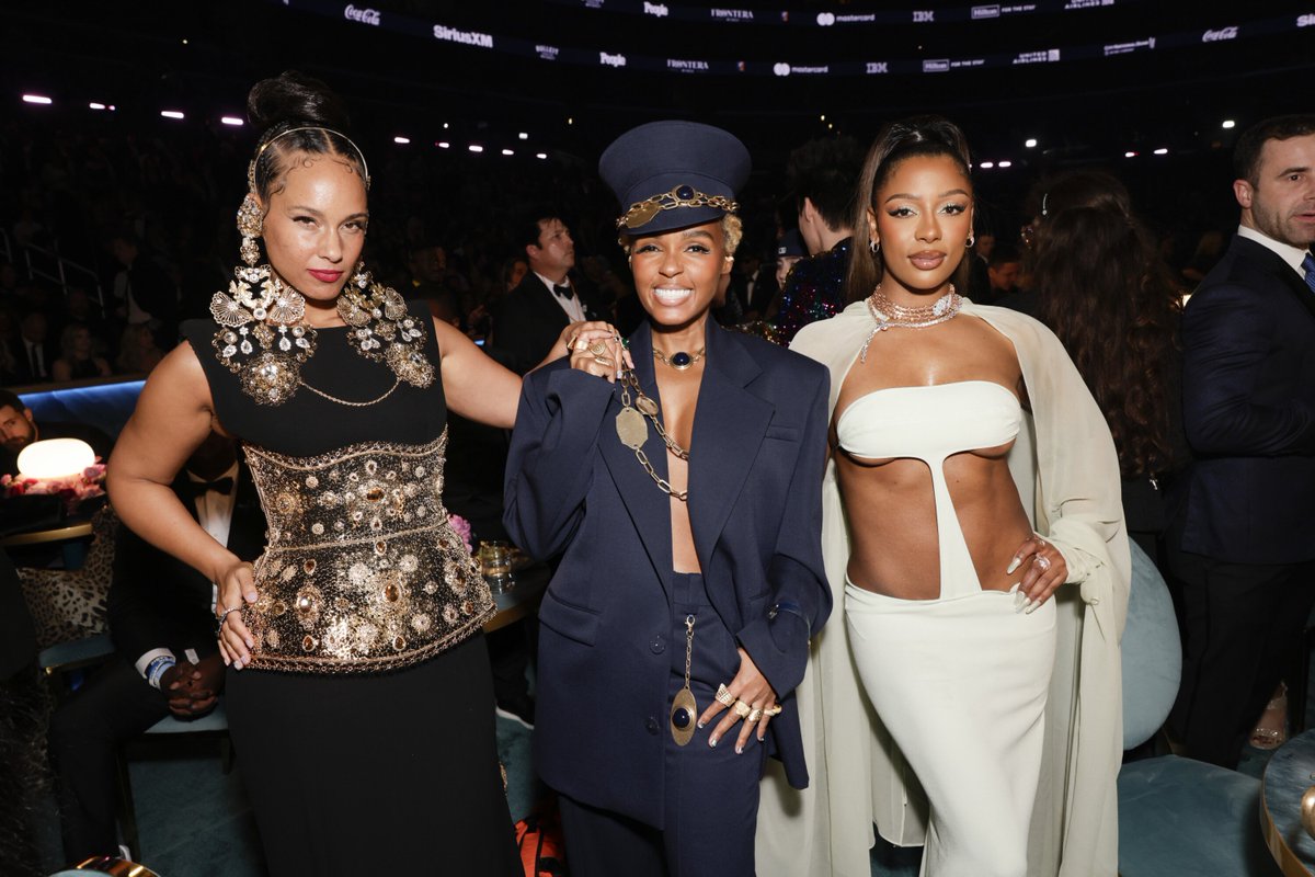 AliciaKeysDaiIy's tweet photo. Alicia Keys with Janelle Monáe &amp; Victoria Monét at the #GRAMMYs https://t.co/iA9BIkykGL