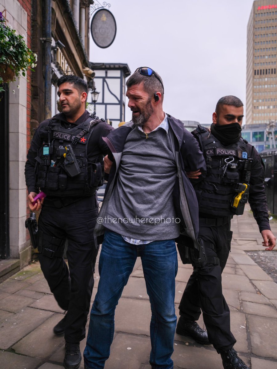 Dois polícias muçulmanos prendem britânico que estava a queimar o Corão em Manchester.

Sim, muçulmanos prendem homem britânico por criticar o Islão, no REINO UNIDO.