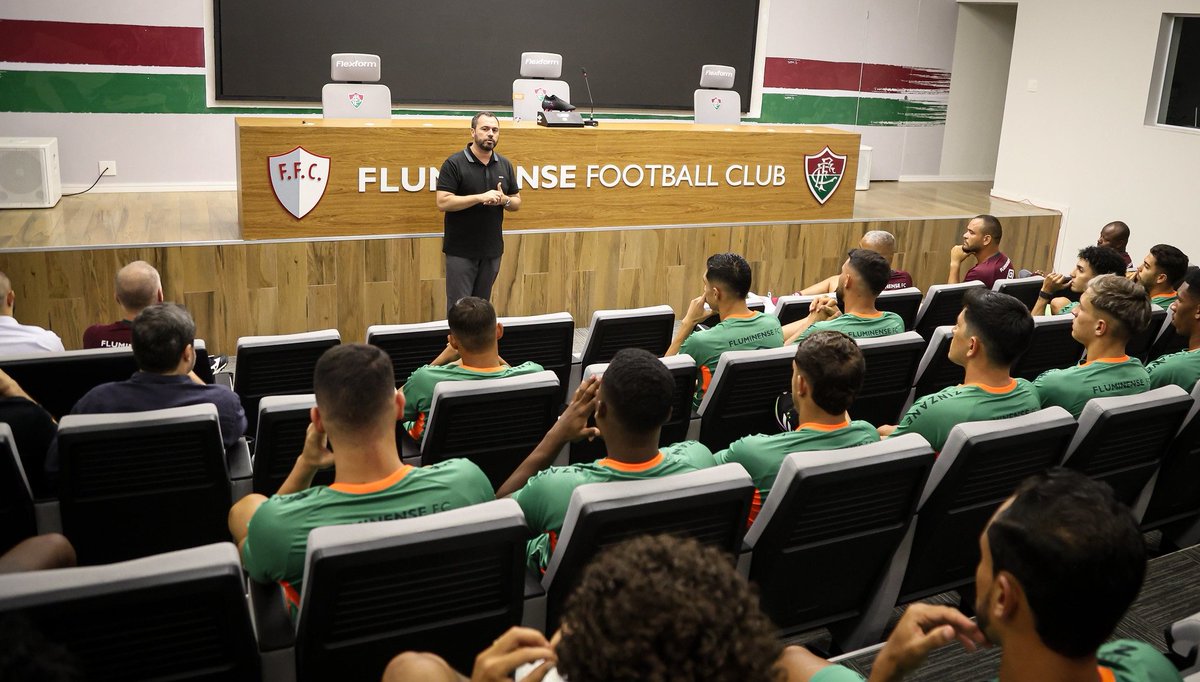 FluminenseStuff's tweet photo. Compras do Fluminense nas últimas três janelas:

- Janeiro/24: R$ 20,4 milhões
- Meio/24: R$ 49,3 milhões
- Janeiro/25: R$ 86 milhões*
*Não conta o valor do Lavega, pois não foi revelado.

Campanha no Carioca:

- 7 jogos
- 1 vitória
- 4 empates
- 2 derrotas
- 9ª colocação https://t.co/ewZ5v8HG4S