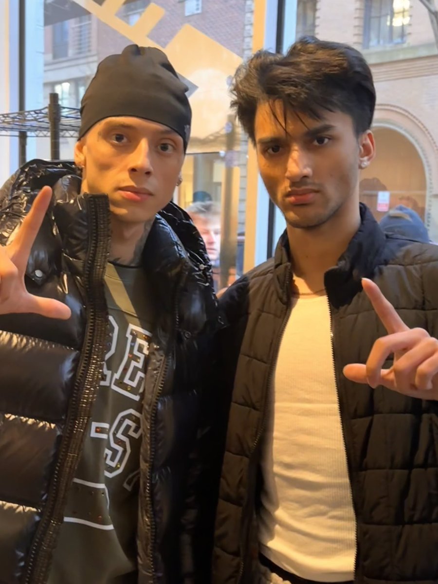 datboim00dyy's tweet photo. met the bro https://t.co/7iMPp2StBv