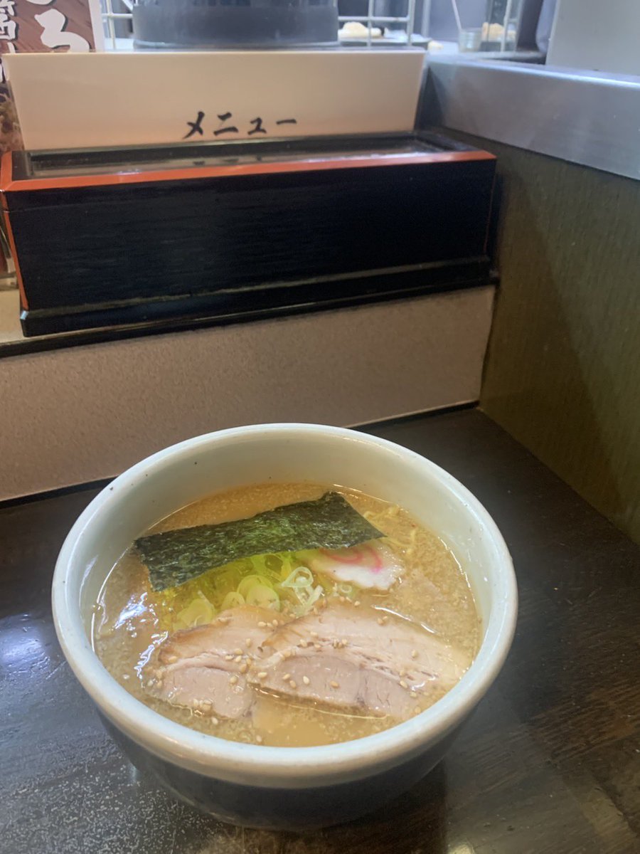 shibuya310's tweet photo. 立春とは名ばかりの寒い朝。
曇り空の月曜日です。
こんな日は「しょうゆらーめん」で暖まっていかれませんか？

豚骨スープと醤油ダレのバランスが絶妙なマイルドな1杯です🥰

本日も11:00-翌3:30までお待ちしております！！

 #山頭火
 #しょうゆらーめん https://t.co/eXUSE3asmM