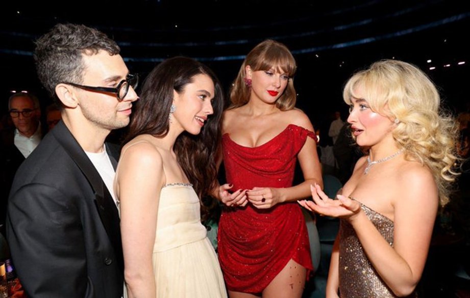 LaPuercaylor's tweet photo. Taylor, Sabrina, Margaret y Jack después de la presentación de Sabrina en los #GRAMMYs https://t.co/gdCOhNV8tU