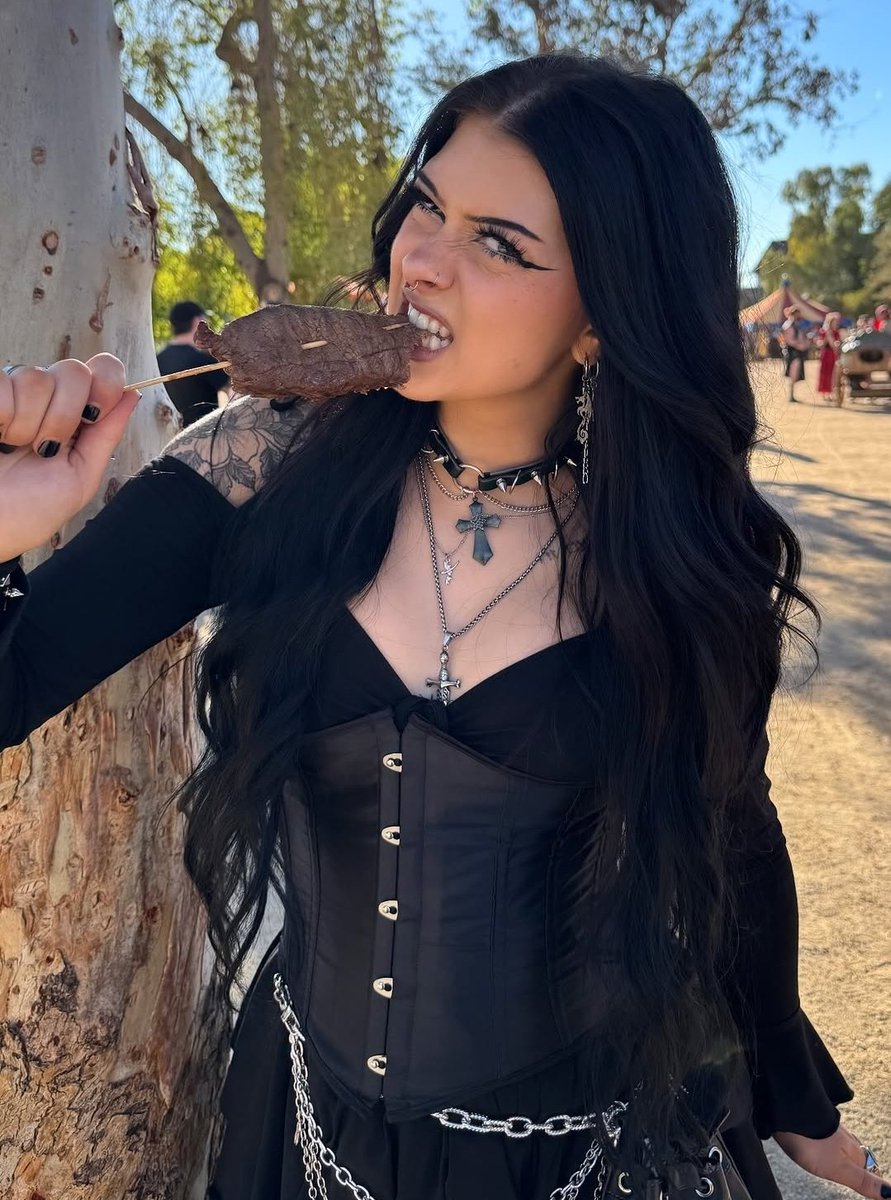 Ren fair baby. ⚔️

📸: @heIIbilly
