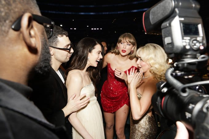 LaPuercaylor's tweet photo. Taylor, Sabrina, Margaret y Jack después de la presentación de Sabrina en los #GRAMMYs https://t.co/gdCOhNV8tU