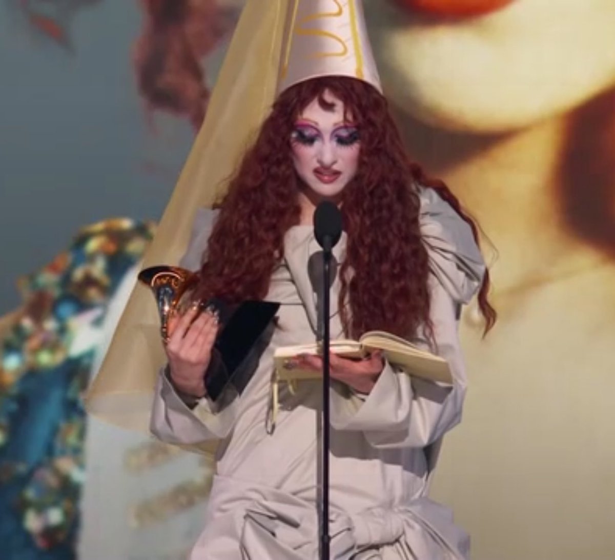 AcervoCharts's tweet image. Chappell Roan fez um discurso PODEROSO, peitando os gigantes da indústria sem medo. #GRAMMYs