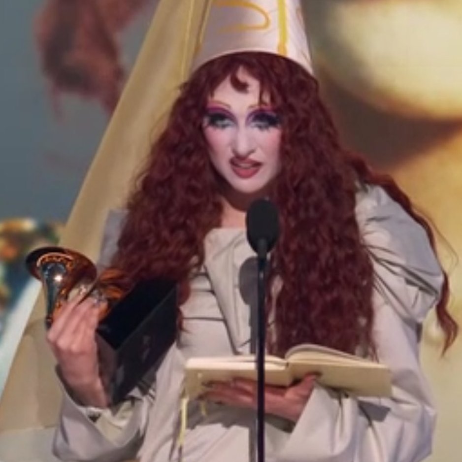 AcervoCharts's tweet image. Chappell Roan fez um discurso PODEROSO, peitando os gigantes da indústria sem medo. #GRAMMYs