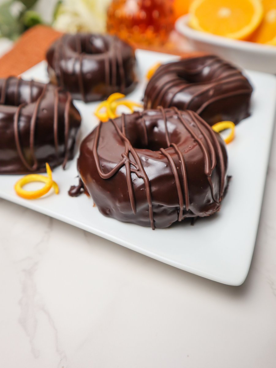 New Recipe: Vegan Dark Chocolate Orange Doughnuts! #veganrecipes fragrantvanilla.com/vegan-dark-cho…