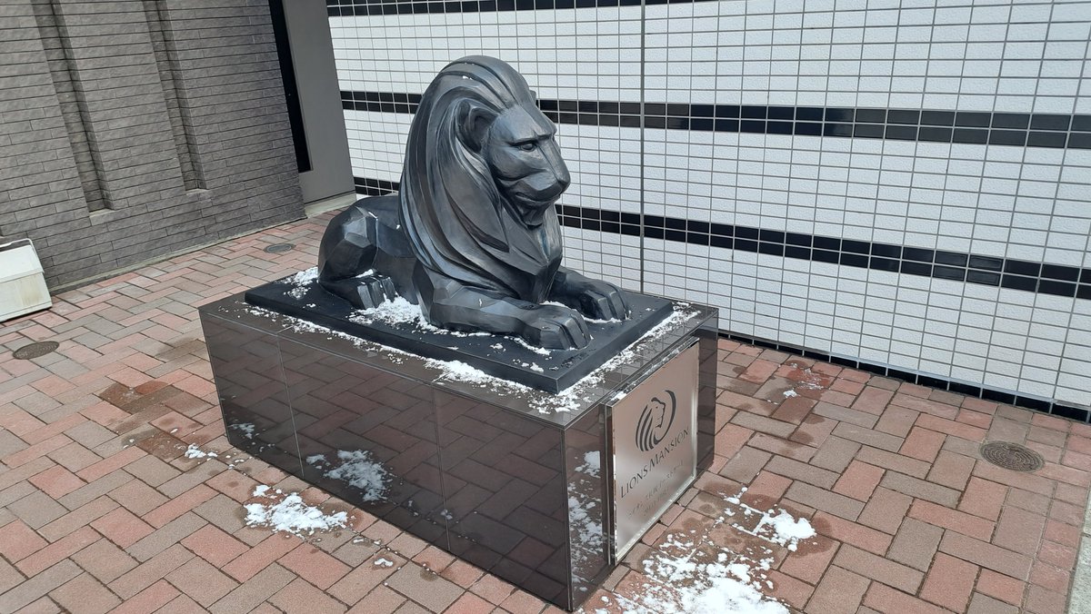 沖縄を除く全国各地のライオンズマンションのエントランス前にライオン