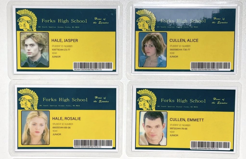 JiangL1210's tweet photo. Who has the Twilight campus card? I want a high-resolution image that looks great on my own. Does anyone have the chance to share it? https://t.co/zLVS24t6Pe