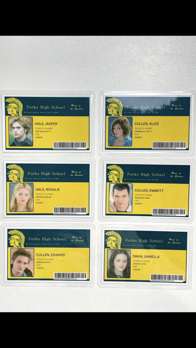 JiangL1210's tweet photo. Who has the Twilight campus card? I want a high-resolution image that looks great on my own. Does anyone have the chance to share it?#twilight #forks https://t.co/NE41ITGiH0