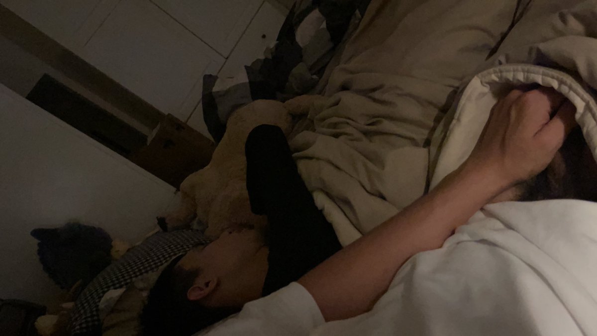 弟弟在睡覺，可是我硬硬的好想進去…😣