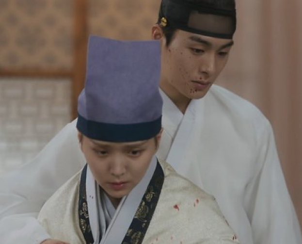 girlinyearning's tweet photo. junhwa has been obsessed with deoksu since the moment he knew she was a girl.
obsession, not love because he always tried to “save her” behind her back. he never told her he knew. all his moves have been in his interest to have deoksu.
#checkinhanyang #checkinhanyangep5 https://t.co/nBLwcig3L8