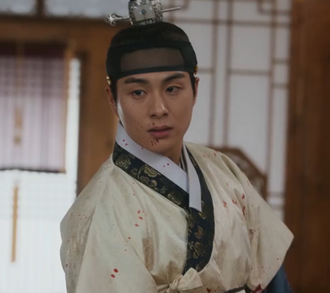 girlinyearning's tweet photo. junhwa has been obsessed with deoksu since the moment he knew she was a girl.
obsession, not love because he always tried to “save her” behind her back. he never told her he knew. all his moves have been in his interest to have deoksu.
#checkinhanyang #checkinhanyangep5 https://t.co/nBLwcig3L8
