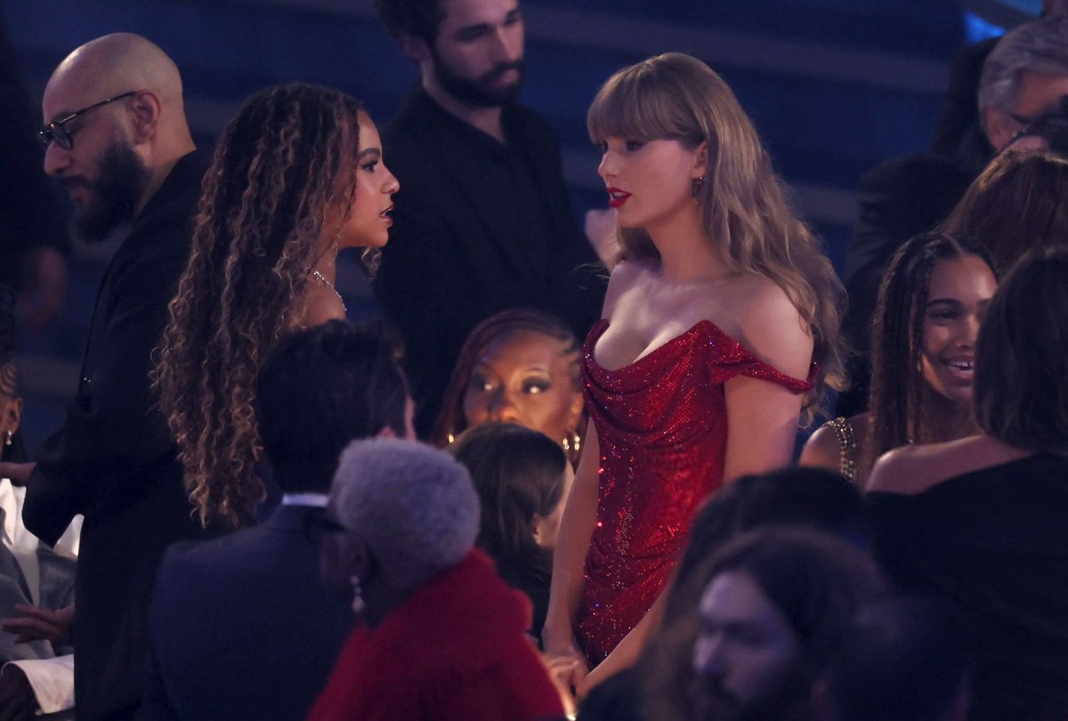 LaPuercaylor's tweet photo. Taylor junto a  Blue Ivy
#GRAMMYs https://t.co/R4MBGElC70