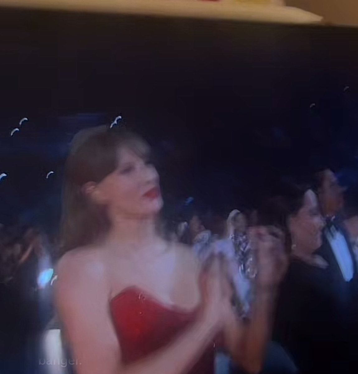 TAYLOR CLAPPING FOR THE WEEKND OMG TAYBEL STANS WAKE UPPPPPP <a href="/ruwaaa17/">ruwa ﾒ𝟶</a>