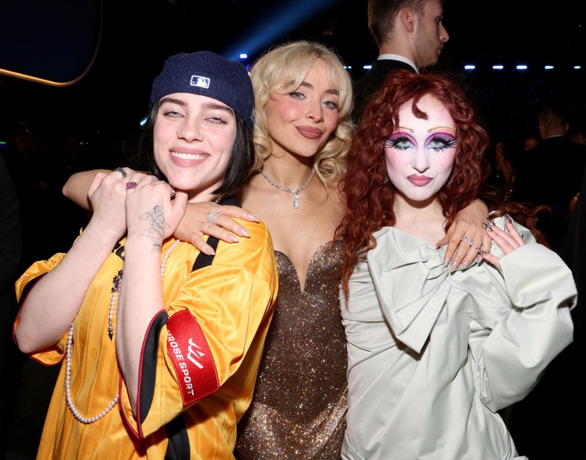 InfoBillieBR's tweet photo. LINDAS! Billie Eilish com Sabrina Carpenter e Chappell Roan no #GRAMMYs 2025. https://t.co/v4nclrFUDe