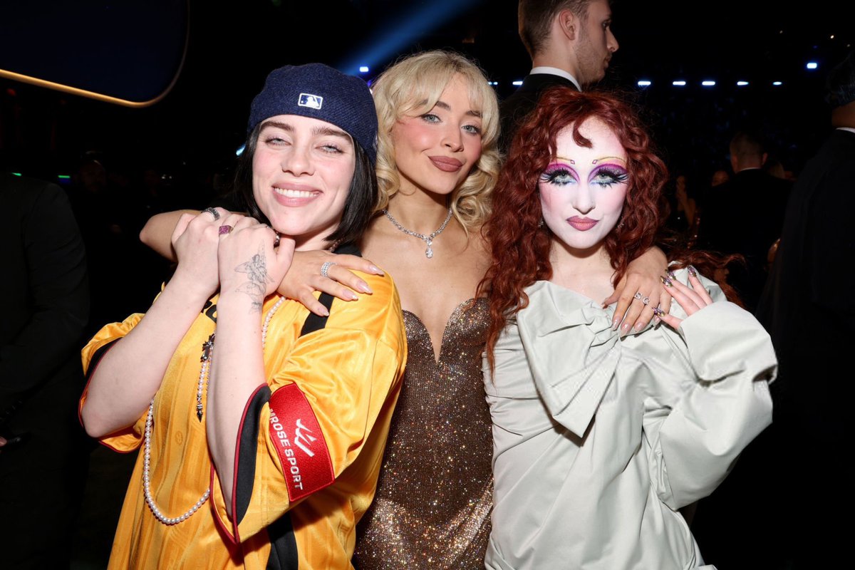 billieeilishtrs's tweet image. Billie photographed with Sabrina Carpenter and Chappell Roan at the #Grammys! 🥺❤️