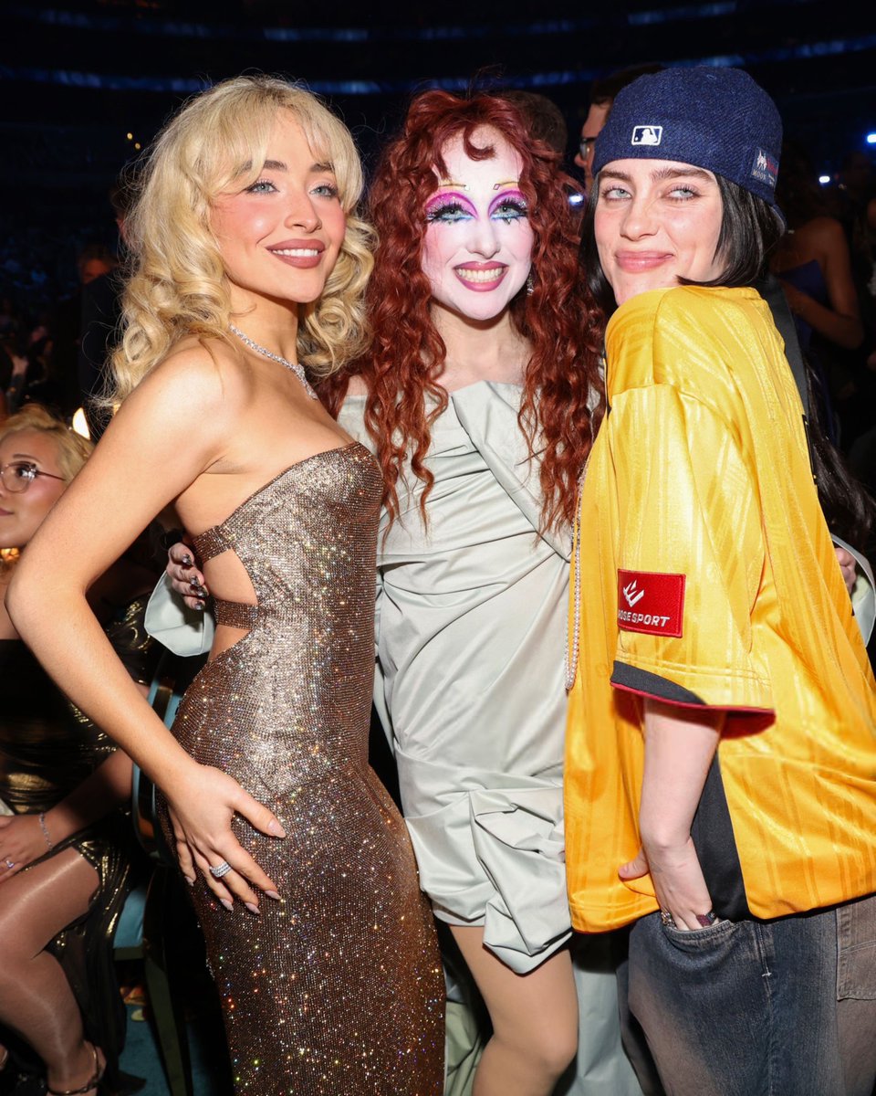 billieeilishtrs's tweet image. Billie photographed with Sabrina Carpenter and Chappell Roan at the #Grammys! 🥺❤️