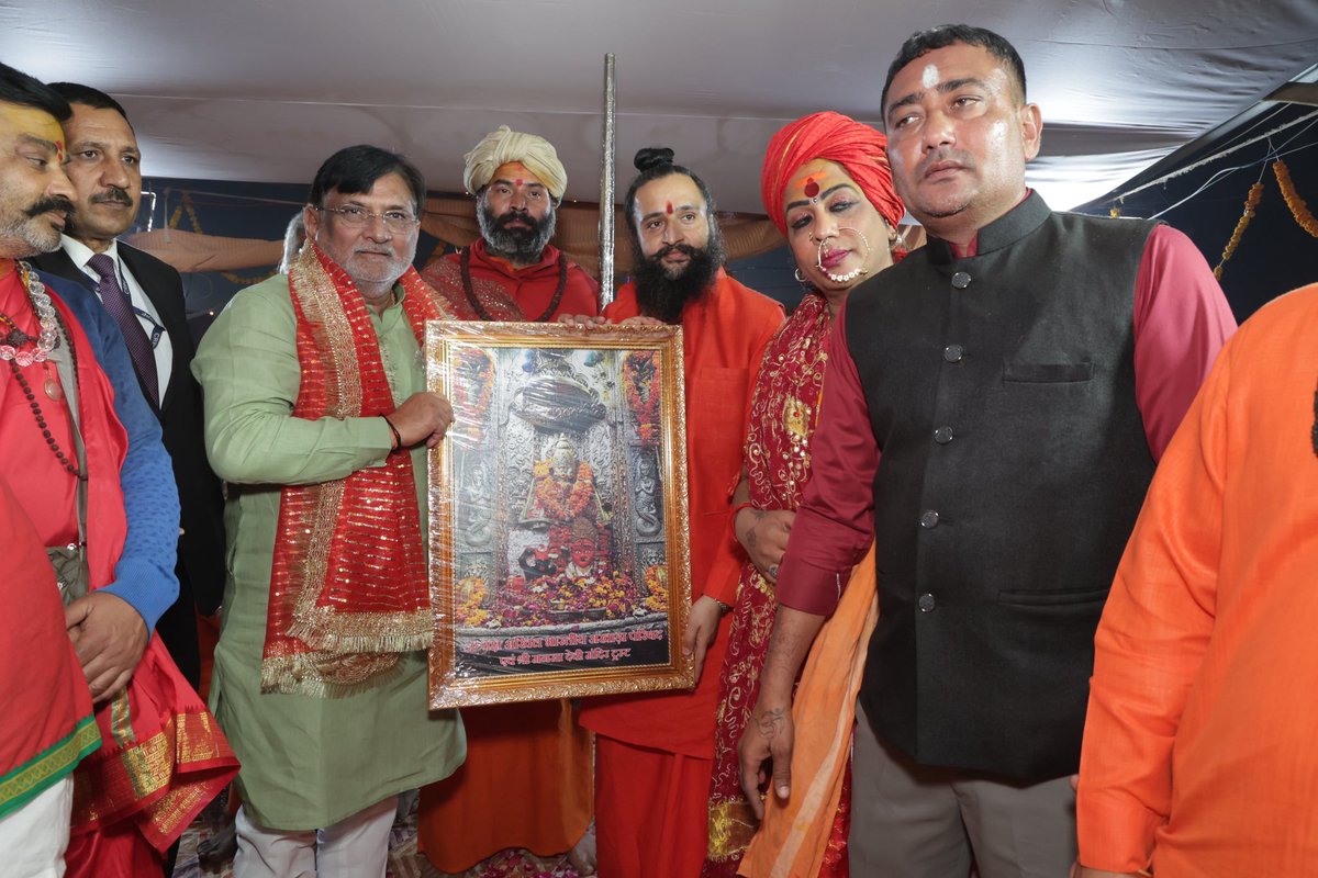 prafulkpatel's tweet photo. महाकुंभ के दौरान प्रयागराज भक्ति और शक्ति का प्रतीक बन रहा है। आज इस पवित्र भूमि पर श्री श्री श्री 1008 आचार्य महामंडलेश्वर बालकानंद गिरि जी महाराज से मिलकर उनका आशीर्वाद प्राप्त करने का अवसर मिला। उनसे हुई बातचीत और आशीर्वाद से मन सचमुच धन्य हो गया। 🙏 #MahaKumbh2025 https://t.co/D28NXx2Bu7