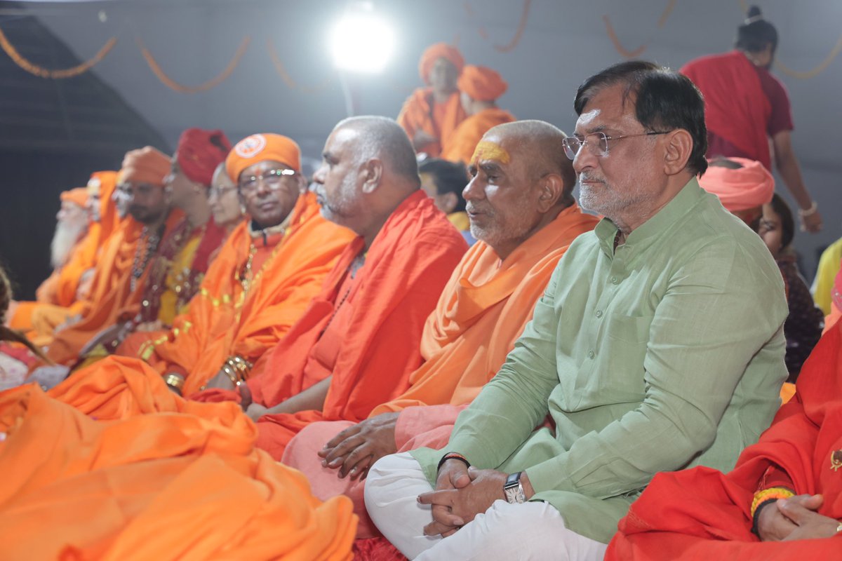 prafulkpatel's tweet photo. महाकुंभ के दौरान प्रयागराज भक्ति और शक्ति का प्रतीक बन रहा है। आज इस पवित्र भूमि पर श्री श्री श्री 1008 आचार्य महामंडलेश्वर बालकानंद गिरि जी महाराज से मिलकर उनका आशीर्वाद प्राप्त करने का अवसर मिला। उनसे हुई बातचीत और आशीर्वाद से मन सचमुच धन्य हो गया। 🙏 #MahaKumbh2025 https://t.co/D28NXx2Bu7