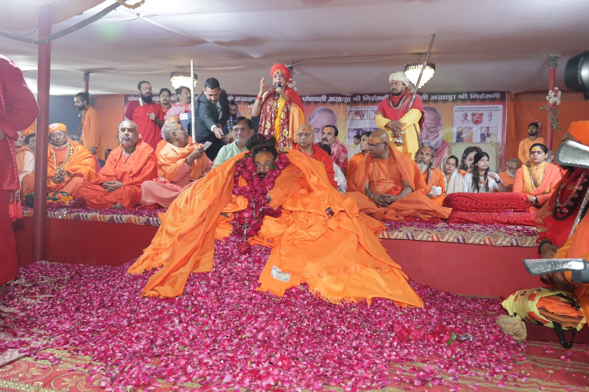 prafulkpatel's tweet photo. महाकुंभ के दौरान प्रयागराज भक्ति और शक्ति का प्रतीक बन रहा है। आज इस पवित्र भूमि पर श्री श्री श्री 1008 आचार्य महामंडलेश्वर बालकानंद गिरि जी महाराज से मिलकर उनका आशीर्वाद प्राप्त करने का अवसर मिला। उनसे हुई बातचीत और आशीर्वाद से मन सचमुच धन्य हो गया। 🙏 #MahaKumbh2025 https://t.co/D28NXx2Bu7
