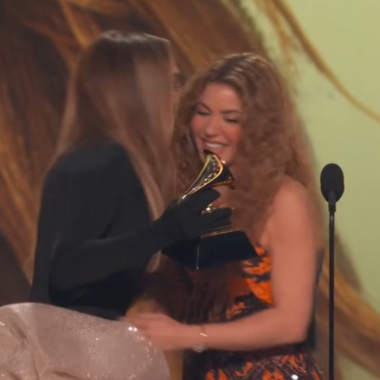 PopBase's tweet photo. Jennifer Lopez presents Shakira with the #GRAMMYs award for Best Latin Pop Album. https://t.co/xeZ0KOp1mi