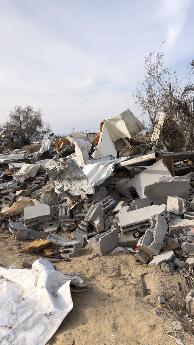 halooshgaza's tweet photo. I stand here in the middle of the ruins of my home amazed by the sight a beautiful home turned into scattered stones😭
We look helplessly at what we will do and how we will find shelter and live after our great loss💔
Will you help us? Our hope is in you🙏🏻
https://t.co/Dg9eLASm1J https://t.co/ZYcKG3Pucu