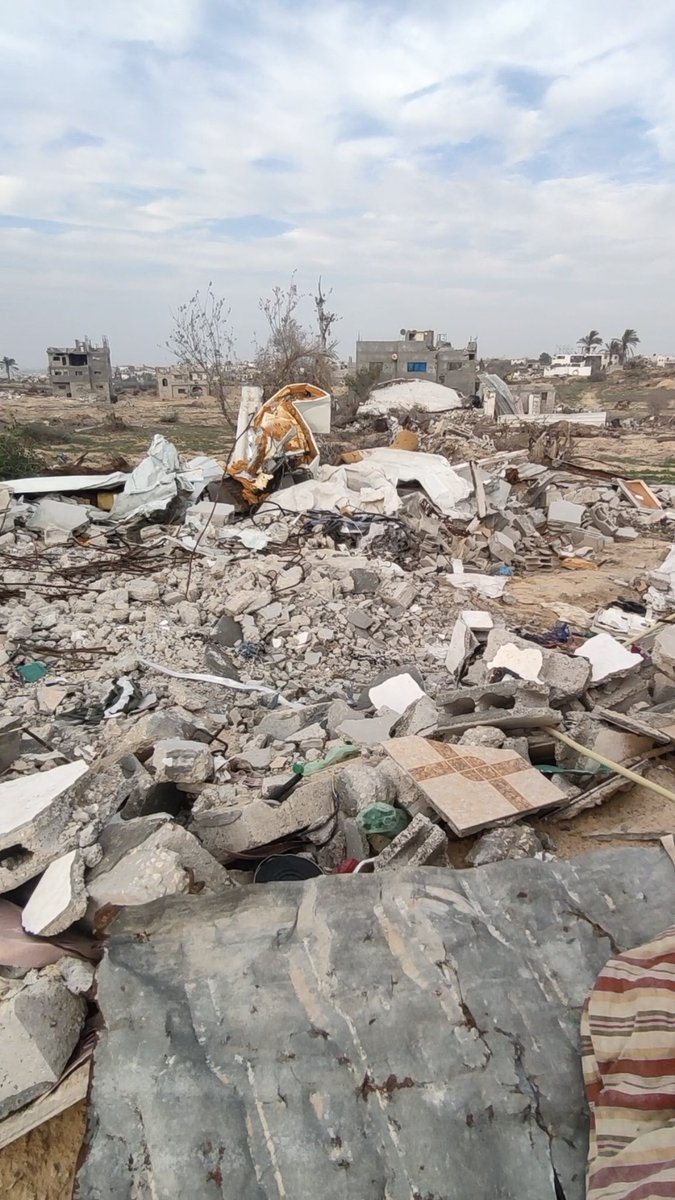 halooshgaza's tweet photo. I stand here in the middle of the ruins of my home amazed by the sight a beautiful home turned into scattered stones😭
We look helplessly at what we will do and how we will find shelter and live after our great loss💔
Will you help us? Our hope is in you🙏🏻
https://t.co/Dg9eLASm1J https://t.co/ZYcKG3Pucu