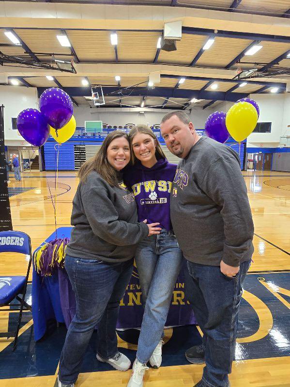 Ahafermann2025's tweet photo. Thank you for the best supporters and mentors!💗 @uwsp_softball @UWSPCoachRyan @ahafermann10 @chafermann https://t.co/gODo41IzdD