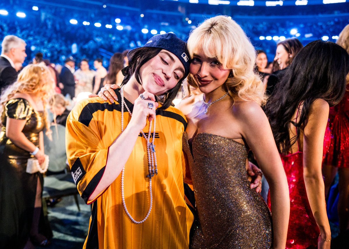 Billie photographed with Sabrina Carpenter at the #GRAMMYs ! ❤️‍🔥