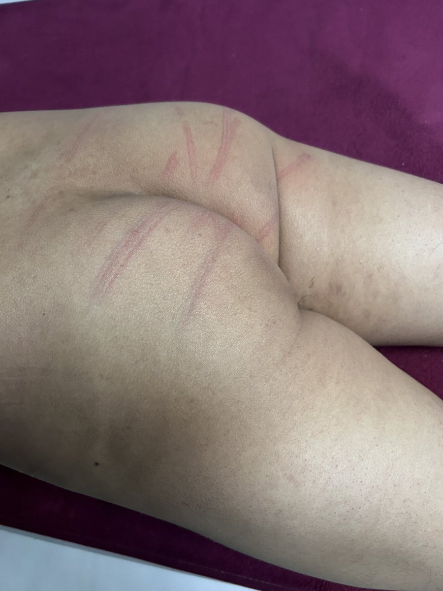 既然不听话，那老子就抽到你听话。操你妈的贱货，看你以后还敢不敢忤逆老子的话。这次只是小惩罚。再有下次老子让你一个月坐不下去，站不起来。#惩罚 #犯错 #鞭打