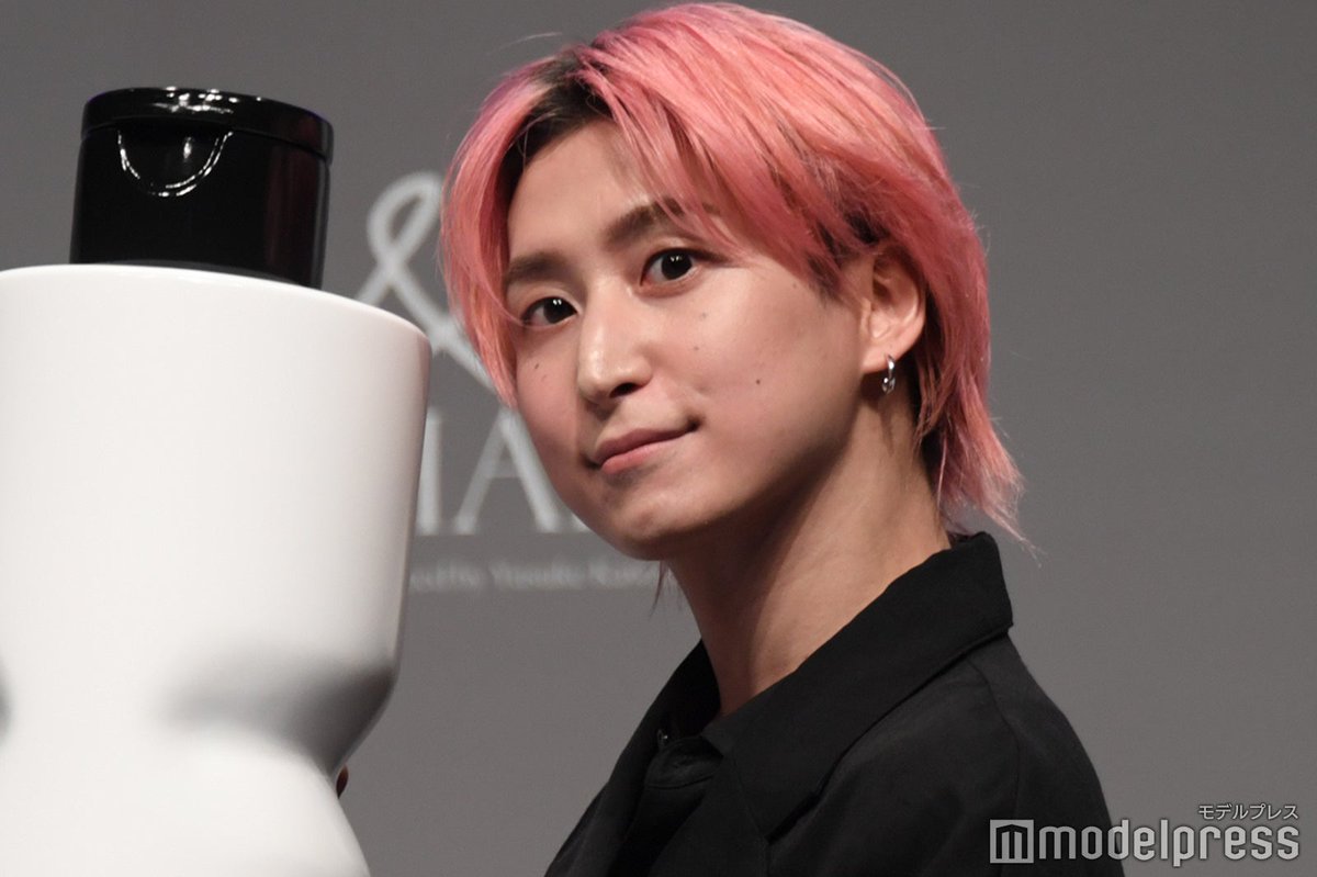 modelpress's tweet photo. Snow Man佐久間大介、報道陣への神対応光る🩷
「セクシーってやっぱ需要あるんだ」

🔻写真・詳細はこちら
https://t.co/pNG5C70WOn

#SnowMan #佐久間大介 #さっくん #アンドビー #アンドビーヘア @SAK_SAK_SAKUMA https://t.co/yrESqIvI4w