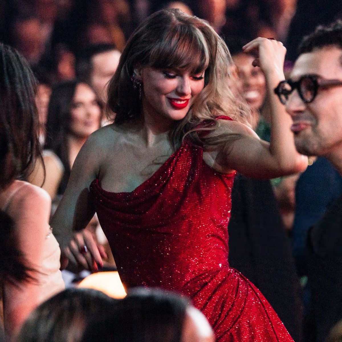 besttofswift's tweet photo. she is so happy #GRAMMYs https://t.co/cEoAWuEVj5
