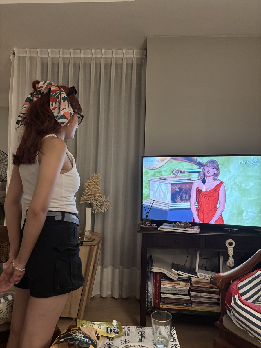 sabes que el partido se puso interesante cuando tu viejo se para asi a verlo