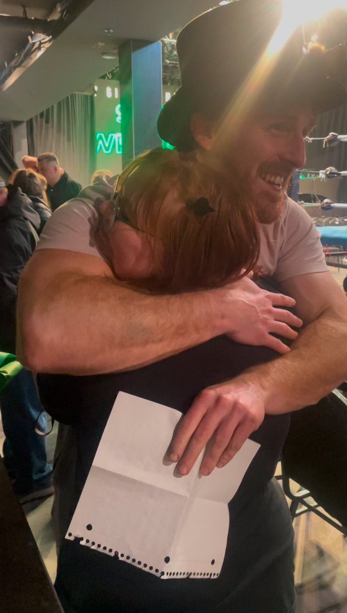 vampbvrries's tweet photo. AFTER A YEAR LONG WAIT FINALLY BACK AT A SMASH SHOW WITH @CrowleyCarnival !! I’m so glad that  I got to be reunited once again and I hope we get to keep the chaos coming >:) (.. and I’m totally not absolutely crying because of the note in my journal..💛) https://t.co/ffoo0z4rru