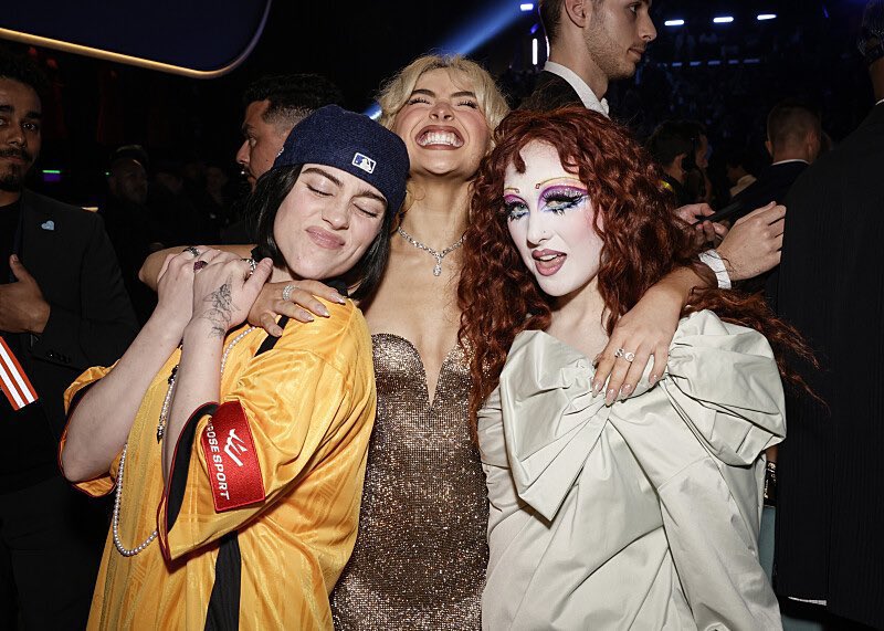 ESTourAri's tweet photo. 🚨| Sabrina Carpenter, Chappell Roan and Billie Eilish stun at the #GRAMMYs! https://t.co/VorBdvL5iN