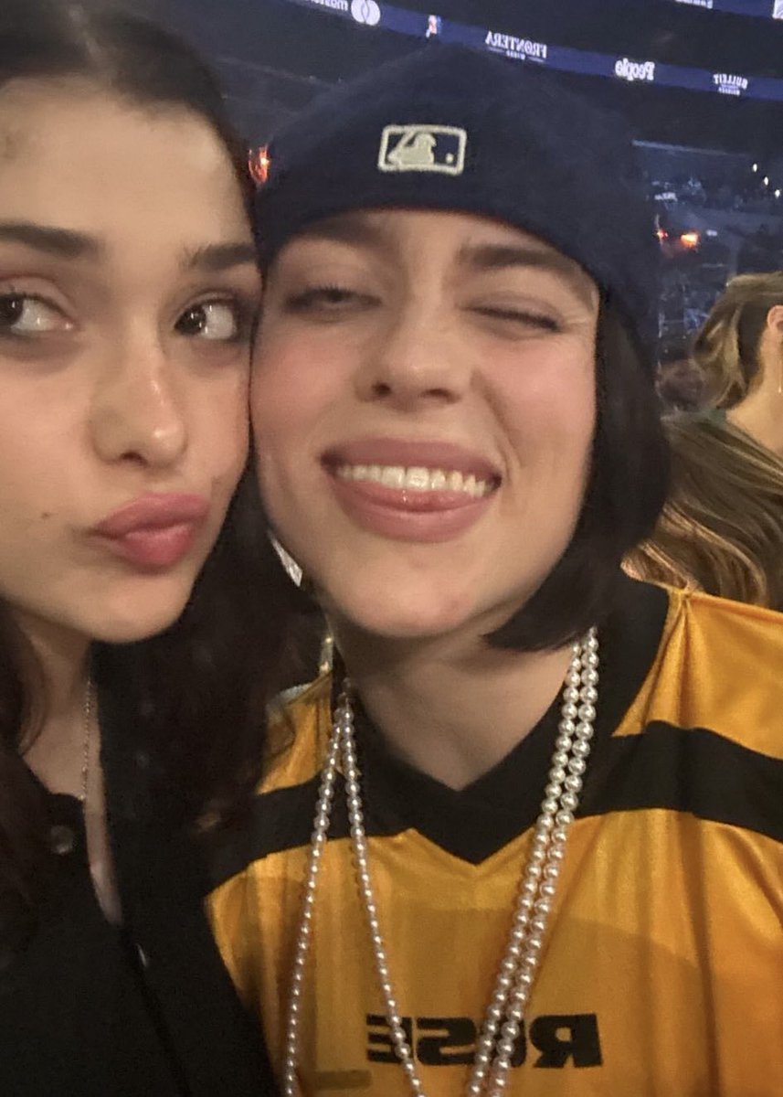 InfoBillieBR's tweet photo. Billie Eilish com uma fã na plateia do #GRAMMYs. 🥹 https://t.co/lMuhOaPF9I