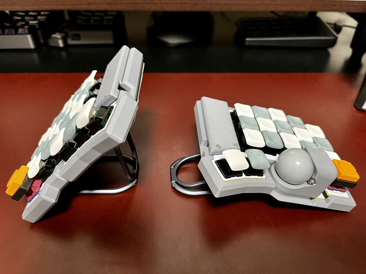 we1_per's tweet photo. お出掛けの際もテンティングしたくなったので携帯しやすい物を探したところ、MigMagのスマホスタンドが個人的ベストアンサーでした

26gという軽さ、厚み7.3mmという薄さでありながら、45°近くまでテンティングできるという神仕様
GRIPLUSは必須かもですがオススメです！ https://t.co/d9DHdBuHYF