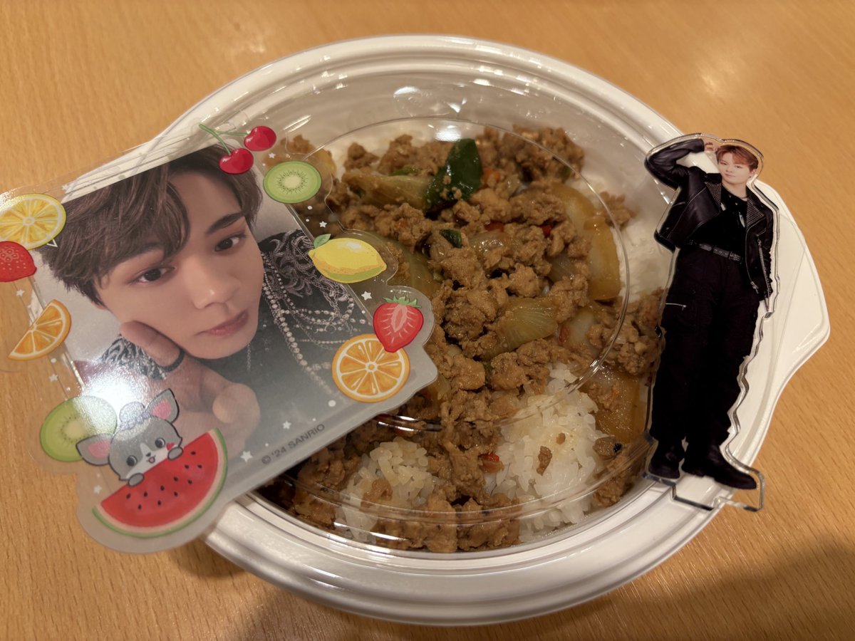 churubojam's tweet photo. LAPOSTA3日目参戦してきた❤️‍🔥
汐恩ほんとにかっこよすぎて膝から崩れ落ちるかと思った🩶🫠
大好きなPhobiaが大優勝すぎた✨
汐恩のBOMBARDAも聴けたし幸せ空間でした🥰
ほかのグルもめっちゃかっこいいし可愛いしで楽しすぎたからまた来年も！！
 #LAPOSTA2025 https://t.co/ciD9Q2SuoN