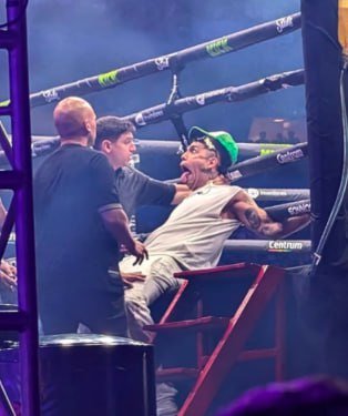 FightsFrenzy's tweet image. 