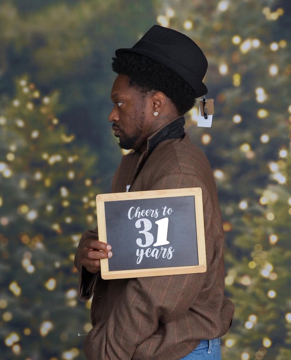 JrocJarvis's tweet photo. Cheers to bigger dreams and living life to the fullest! Happy 31st GDay to me.🤎🎨🐐🔥 #Level31 https://t.co/GBlGNhQmFB