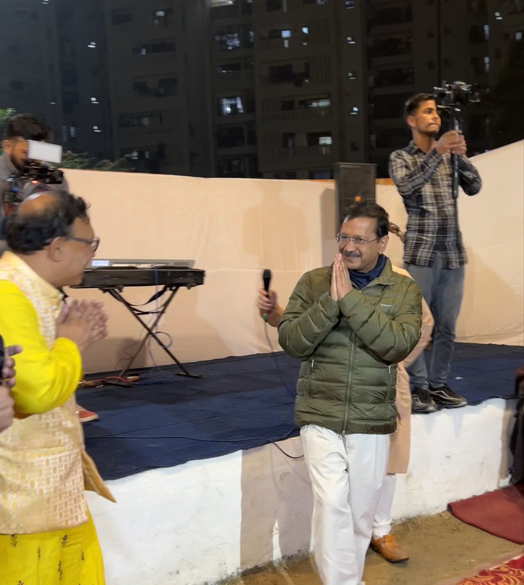 OfficeOfReena's tweet photo. बसंत पंचमी के शुभ अवसर पर @arvindkejriwal जी के साथ शामिल होकर विद्या एवं ज्ञान की देवी मां सरस्वती का आशीर्वाद प्राप्त किया। https://t.co/C9BpIS3yZb