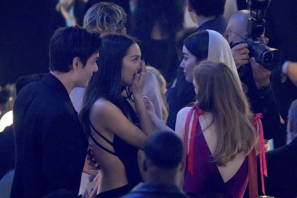 OliviaRMexico's tweet photo. 📷 | Olivia, Louis y Gracie hablando hoy en los #GRAMMYs https://t.co/K8mjb9f9Ju